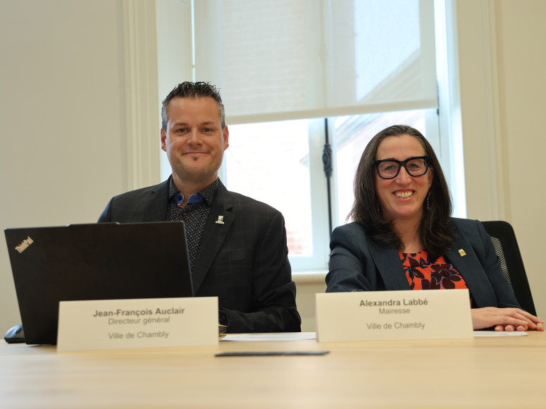 Le directeur général de la Ville, Jean-François Auclair, accompagné de la mairesse de Chambly, Alexandra Labbé