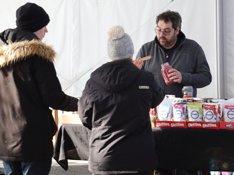 Marchand avec des clients