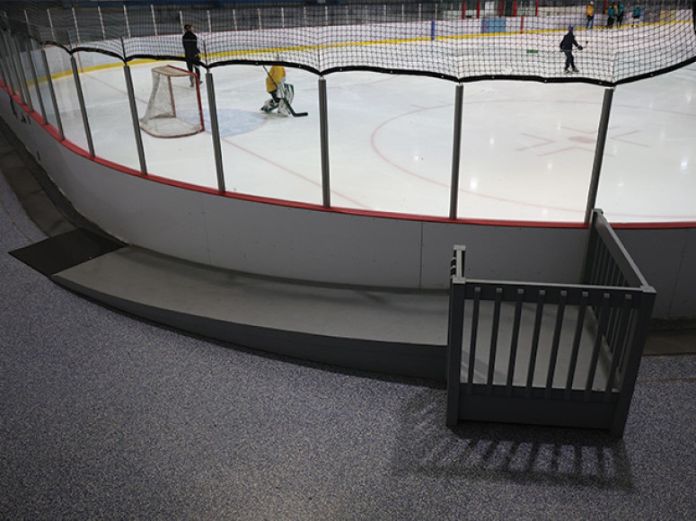 Plateforme adaptée aux fauteuils roulants en face de la patinoire