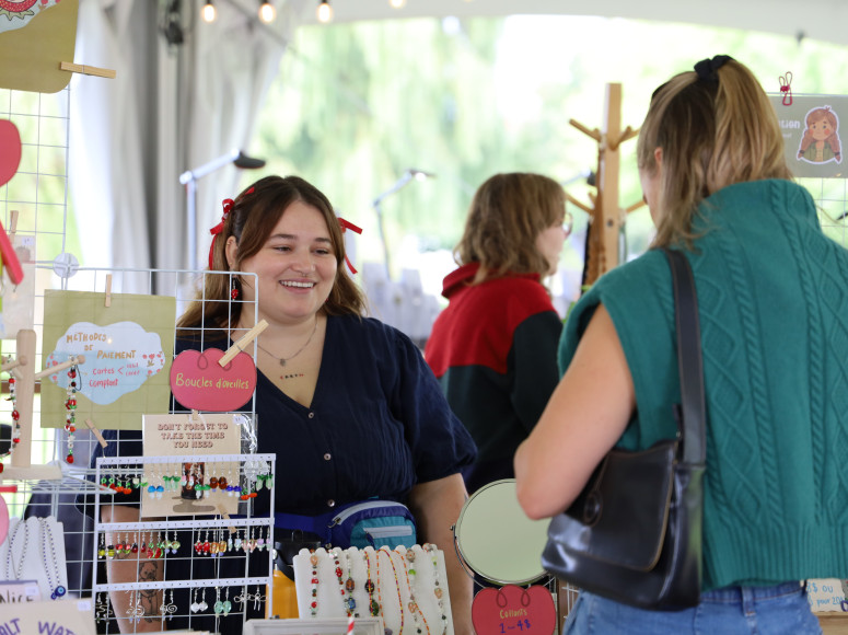 Artisane vendant des produits artisanaux à une cliente