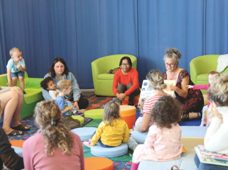 Enfants assistants à l'heure du conte, assis en cercle.