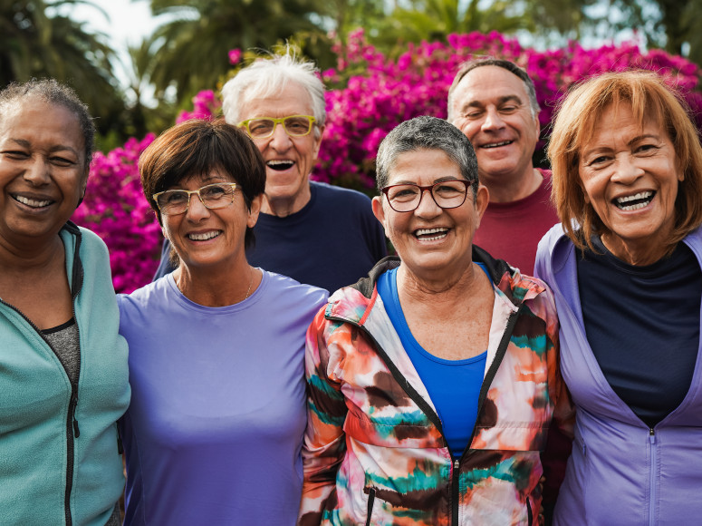 Six personnes aînées qui sourient à la caméra