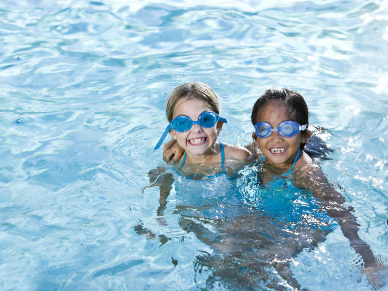 Deux enfants heureuses de jouer dans l'eau.
