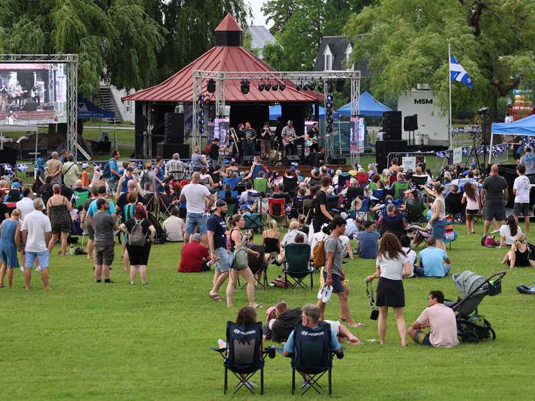 Foule de gens au parc des Ateliers
