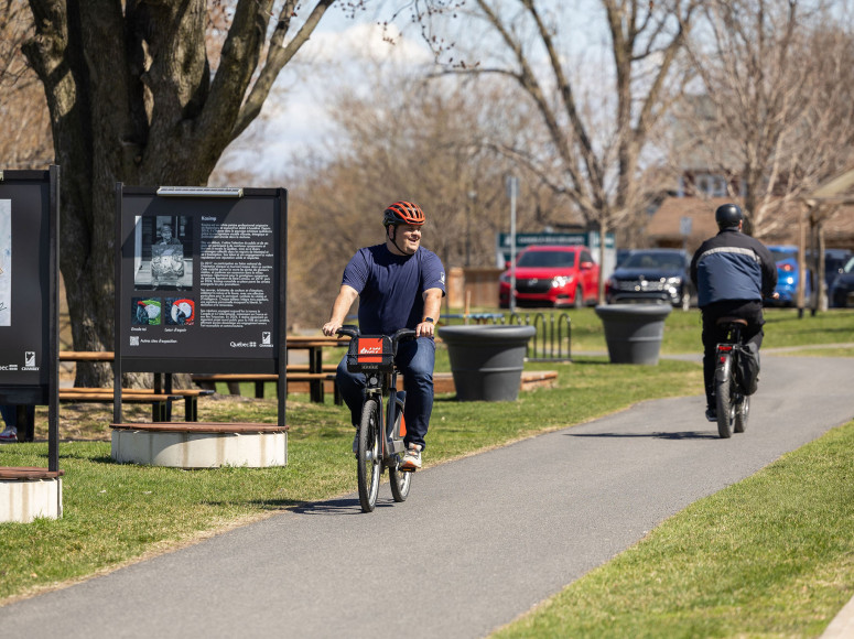 Philippe Laprise à vélo pour la campagne À Chambly, on bouge!