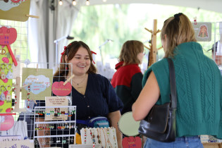 Artisane vendant des produits artisanaux à une cliente