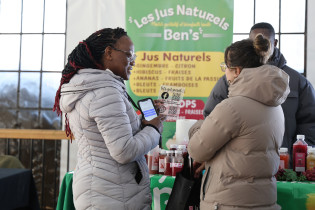 Marchand avec des clients