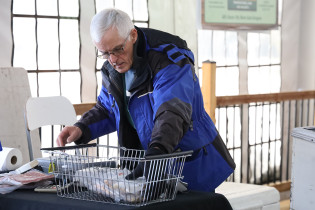 Marchand avec des clients