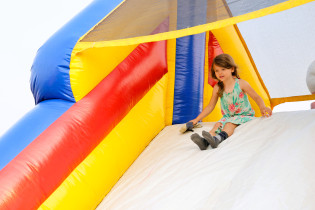 Enfant dans un jeu gonflable