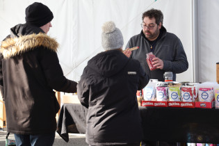 Marchand avec des clients