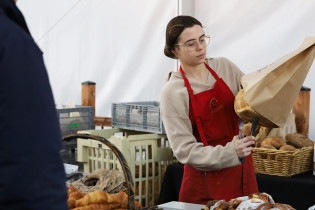 Marchand avec des clients