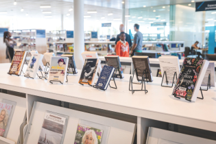 Livres exposés sur le comptoir de la bibliothèque.