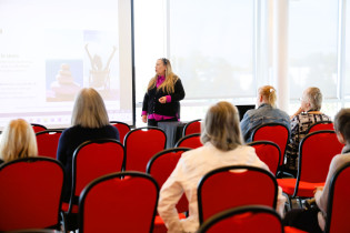 Personnes aînées assistant à une conférence.