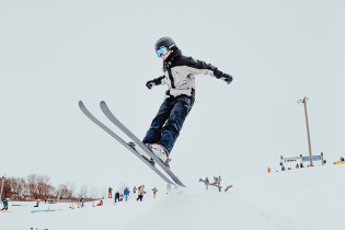Un skieur au parc à neige