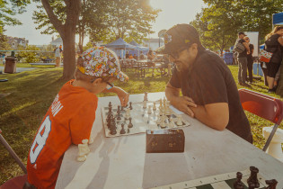 Un parent et son enfant jouent aux échecs