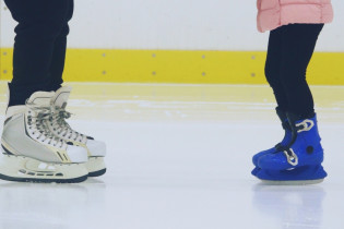 Un adulte et un enfant patinent