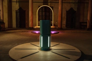 Borne et banc de l'installation interactive Duetti