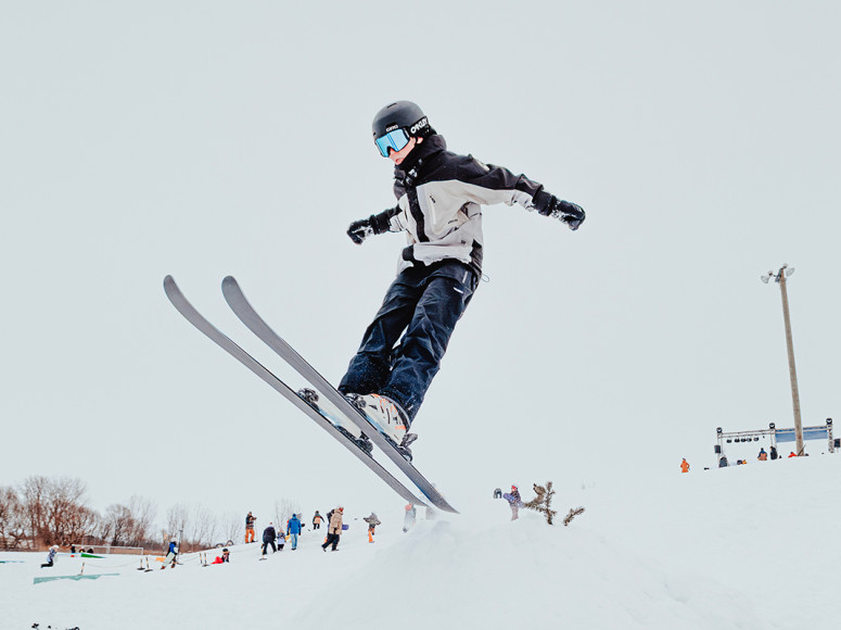 Un skieur au parc à neige