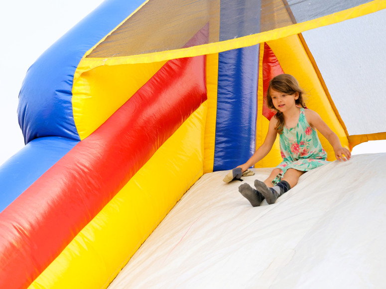 Enfant dans un jeu gonflable