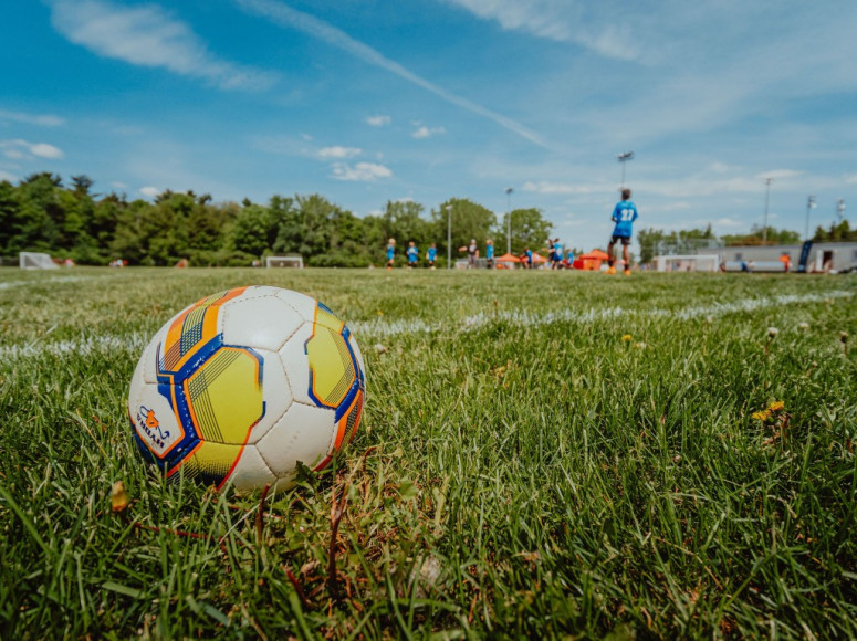 ballon de soccer sur le gazon