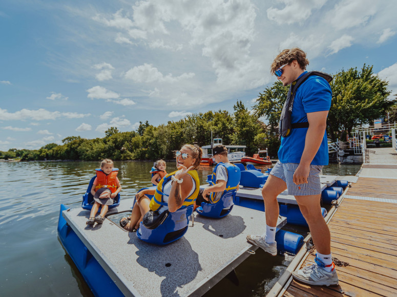Une famille loue un pédalo au Centre nautique Gervais-Désourdy.