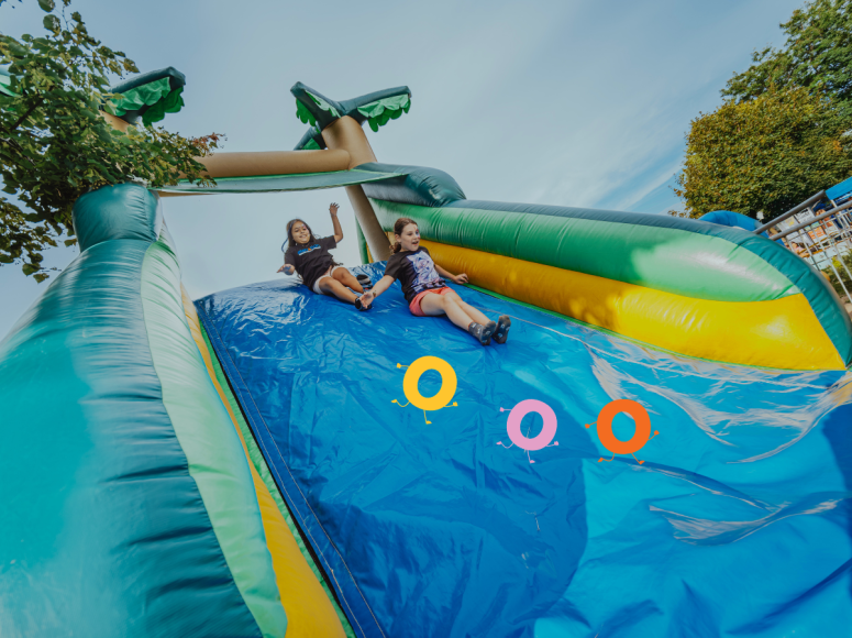 Enfants glissant dans un jeu gonflable.