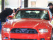 Personnes nettoyant une voiture rouge