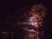 Feux d'artifice rouges au-dessus du bassin de Chambly.